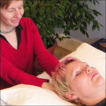 Brighton Reiki practitioner giving a Reiki treatment